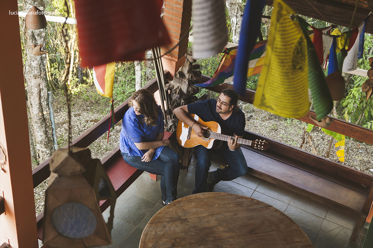 noivo, musico, noivo musico, violão, musica para a noiva, fotografia de casal, casamento, ensaio, ensaio casal, ambiente interno,ensaio externo, fim de tarde, por do sol, pré-casamento, luz natural, espontaneidade