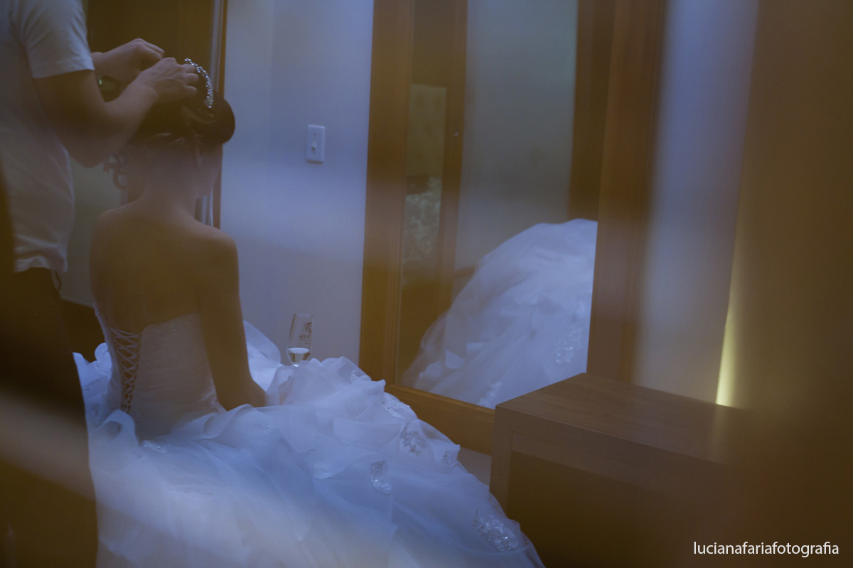 vestindo, vestida de noiva, ansiosa, preparativos, making of, casamento, wedding, dia da noiva