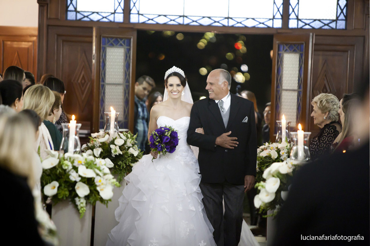 pai da noiva, entrada da noiva, entrada, noiva, ansioso, casamento, wedding, cerimonial, decoração, porta da igreja,
