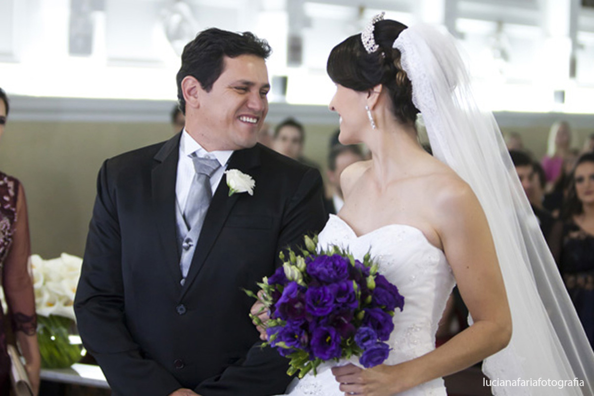 noivos, casal de noivos, encontro, grande dia, flor na lapela, terno, preto e cnza, tiara de princesa, fotografia de casamento, emoção, casamento, wedding, casando