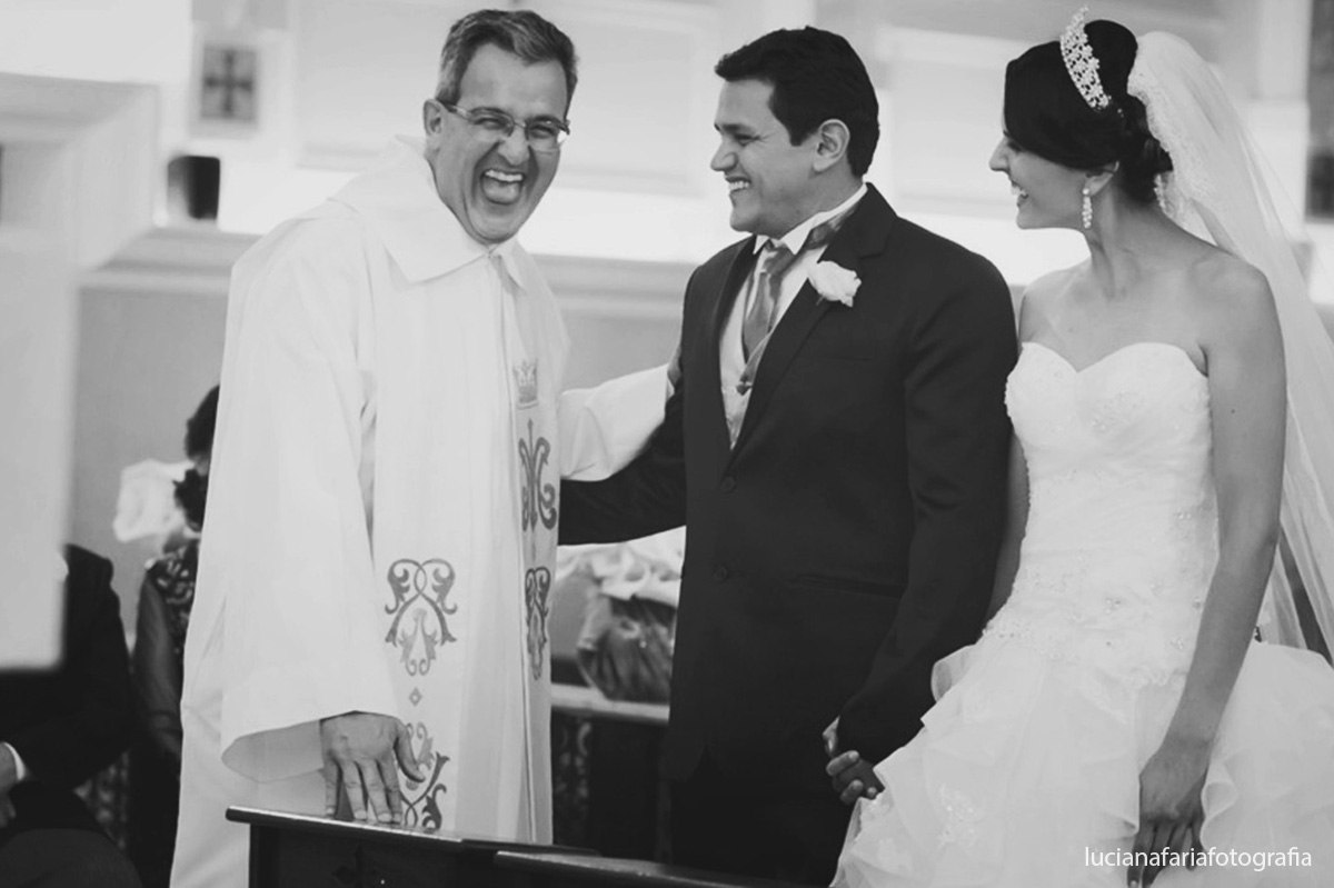 padre, amigo dos noivos, noivos, casal de noivos, grande dia, flor na lapela, terno, preto e cnza, tiara de princesa, fotografia de casamento, emoção, casamento, wedding, casando