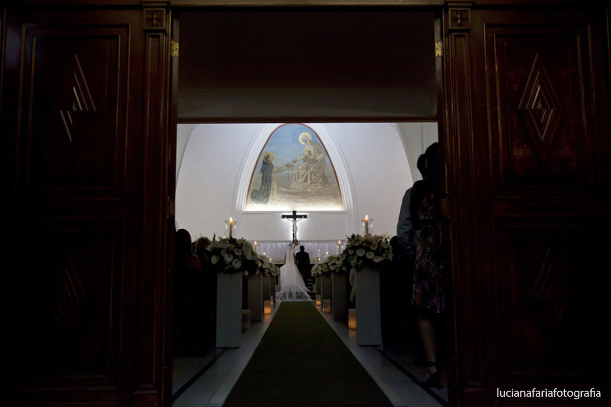 foto de trás da decoração, porta da igreja, noivos, casal de noivos, grande dia, flor na lapela, terno, preto e cnza, tiara de princesa, fotografia de casamento, emoção, casamento, wedding, casando