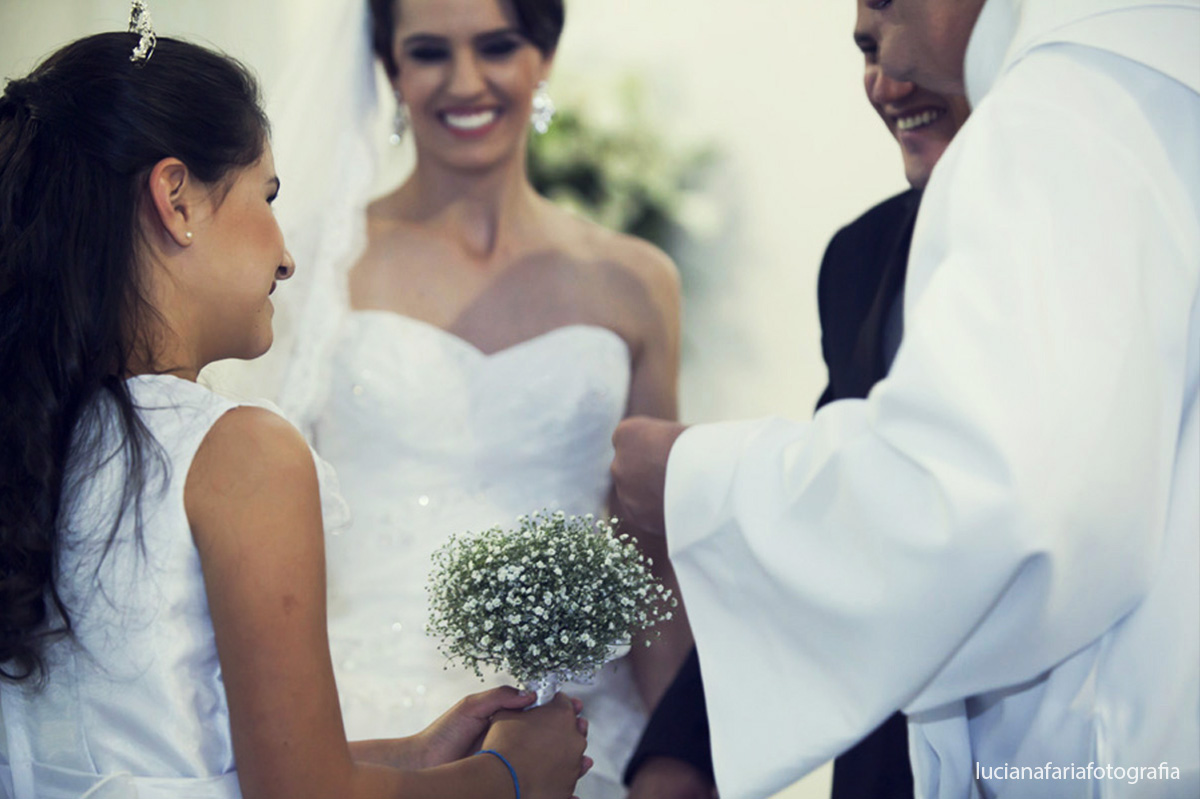 emoção, entrada das alianças,  religioso, cerimônia, casar, são domingos, igreja, noivos, casal de noivos, grande dia, fotografia de casamento, emoção, casamento, wedding, casando
