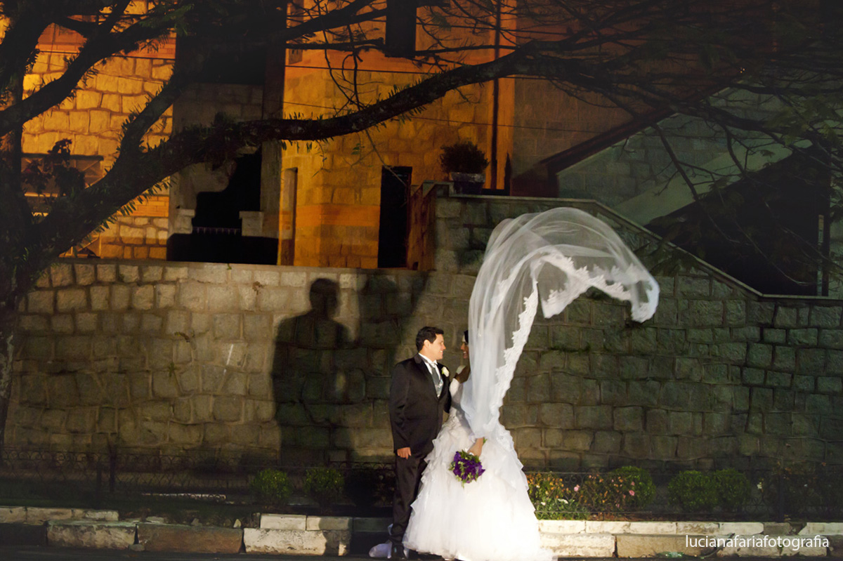 noivos, fotos externas, casamentos, fotografia, porta da igreja, casar em poços de caldas, rua, fotos posadas, pós casamento