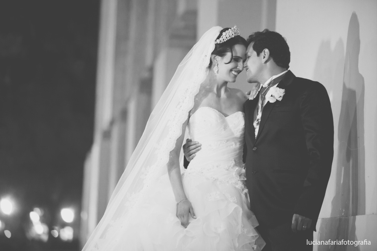 só os noivos, momento deles, sem poses, noivos, fotos externas, casamentos, fotografia, porta da igreja, casar em poços de caldas, rua, fotos posadas, pós casamento