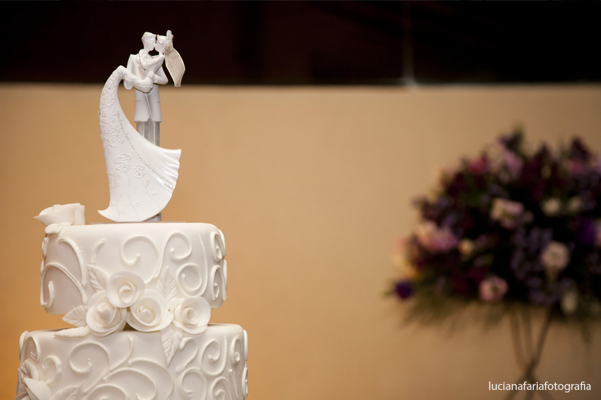 bolo, bolo de andares, mesa do bolo, cerimonial, casamento, decoração, bem casados, mesa dos docinhos, flores, decorada, desenho do bolo, iluminação da festa, festa, iluminação, folhas no chão