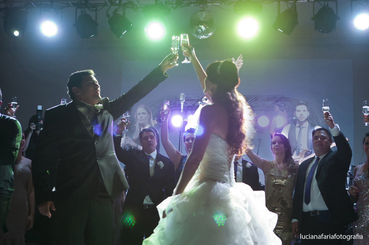 brinde dos noivos, padrinhos, pais, pais dos noivos, pista de dança, entrada no salão, chegada na festa, recepão, casados, vestido da noiva,  flores, iluminação da festa, festa, iluminação