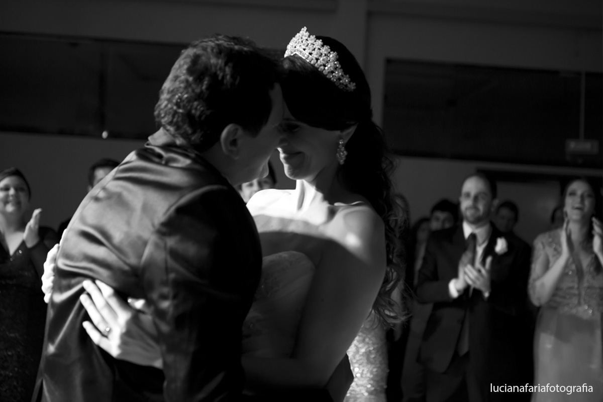 dança, dança dos noivos, padrinhos, pais, pais dos noivos, pista de dança, entrada no salão, chegada na festa, recepão, casados, vestido da noiva,  flores, iluminação da festa, festa, iluminaç&atilde