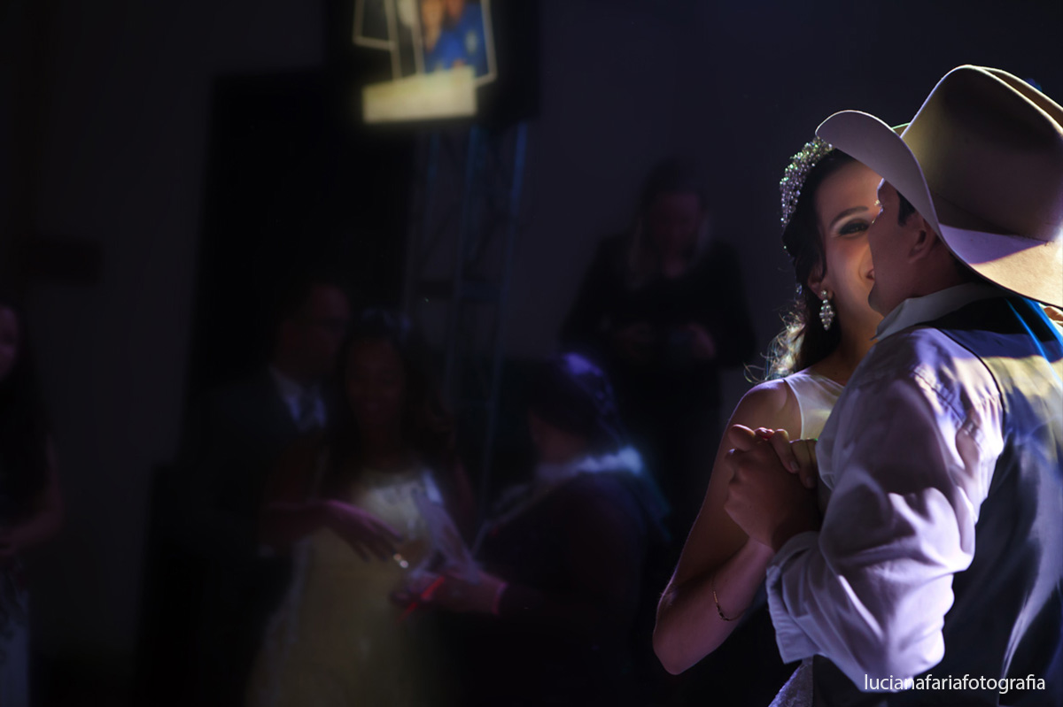 noivos sertanejos, dança dos noivos, pista de dança, recepão, casados, vestido da noiva,  vestido da festa, iluminação da festa, festa, iluminação