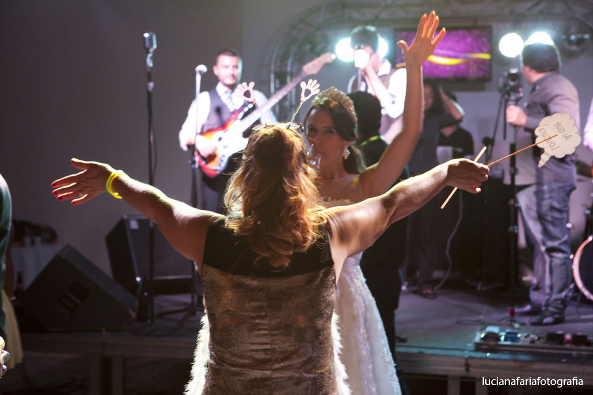 banda, palco da banda, convidados, plaquinhas, pista de dança, recepão, casados, vestido da noiva,  vestido da festa, iluminação da festa, festa, iluminação