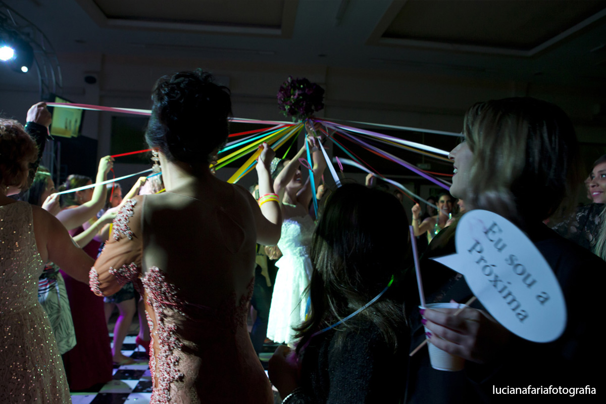 buquê, fitas, buquê com fitas, coloridas, roda, girando,pista de dança, recepão, casados, vestido da noiva,  vestido da festa, iluminação da festa, festa, iluminação