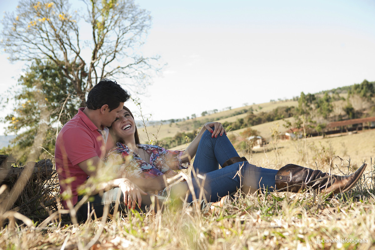 arvore da infância, avô do noivo, passeio, tranquilidade, a dois, noivo, noiva, fotografia de casal, casamento, ensaio, ensaio casal, ensaio externo, fim de tarde, por do sol, pré-casamento, luz natural, espontaneidade, fotos espont&aci