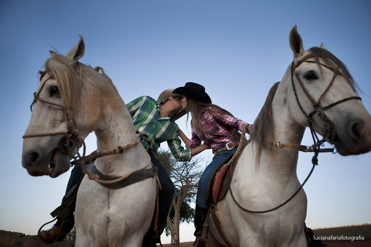labrador, cavalos, passeio de cavalo, tranquilidade, a dois, noivo, noiva, fotografia de casal, casamento, ensaio, ensaio casal, ensaio externo, fim de tarde, por do sol, pré-casamento, luz natural, espontaneidade, fotos espontâneas, tr&ecirc