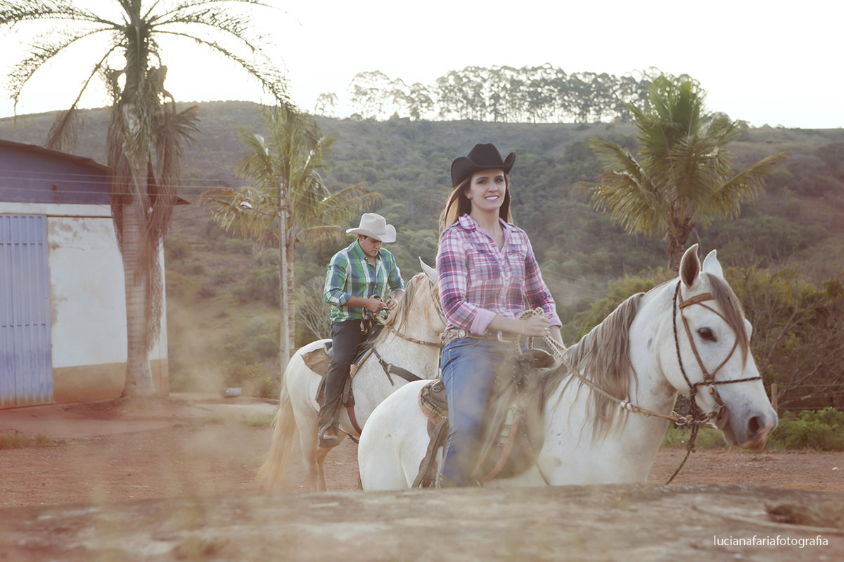 labrador, cavalos, passeio de cavalo, tranquilidade, a dois, noivo, noiva, fotografia de casal, casamento, ensaio, ensaio casal, ensaio externo, fim de tarde, por do sol, pré-casamento, luz natural, espontaneidade, fotos espontâneas, tr&ecirc