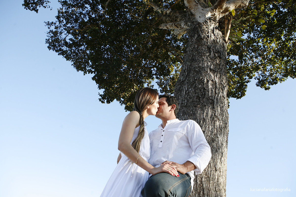 campo, campo de trigo, paz, tranquilidade, a dois, noivo, noiva, fotografia de casal, casamento, ensaio, ensaio casal, ensaio externo, fim de tarde, por do sol, pré-casamento, luz natural, espontaneidade, fotos espontâneas