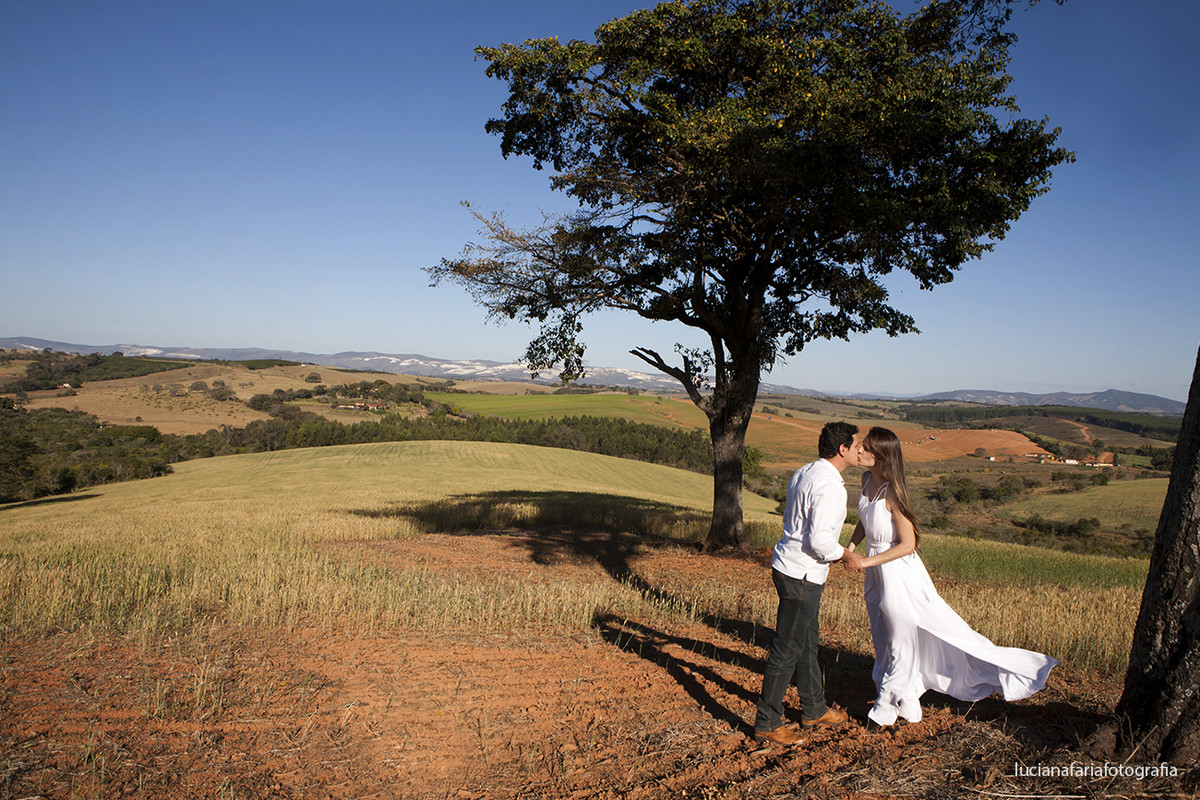 campo, campo de trigo, paz, tranquilidade, a dois, noivo, noiva, fotografia de casal, casamento, ensaio, ensaio casal, ensaio externo, fim de tarde, por do sol, pré-casamento, luz natural, espontaneidade, fotos espontâneas