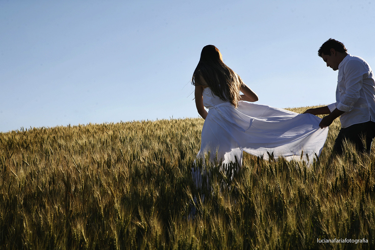 campo, campo de trigo, paz, tranquilidade, a dois, noivo, noiva, fotografia de casal, casamento, ensaio, ensaio casal, ensaio externo, fim de tarde, por do sol, pré-casamento, luz natural, espontaneidade, fotos espontâneas