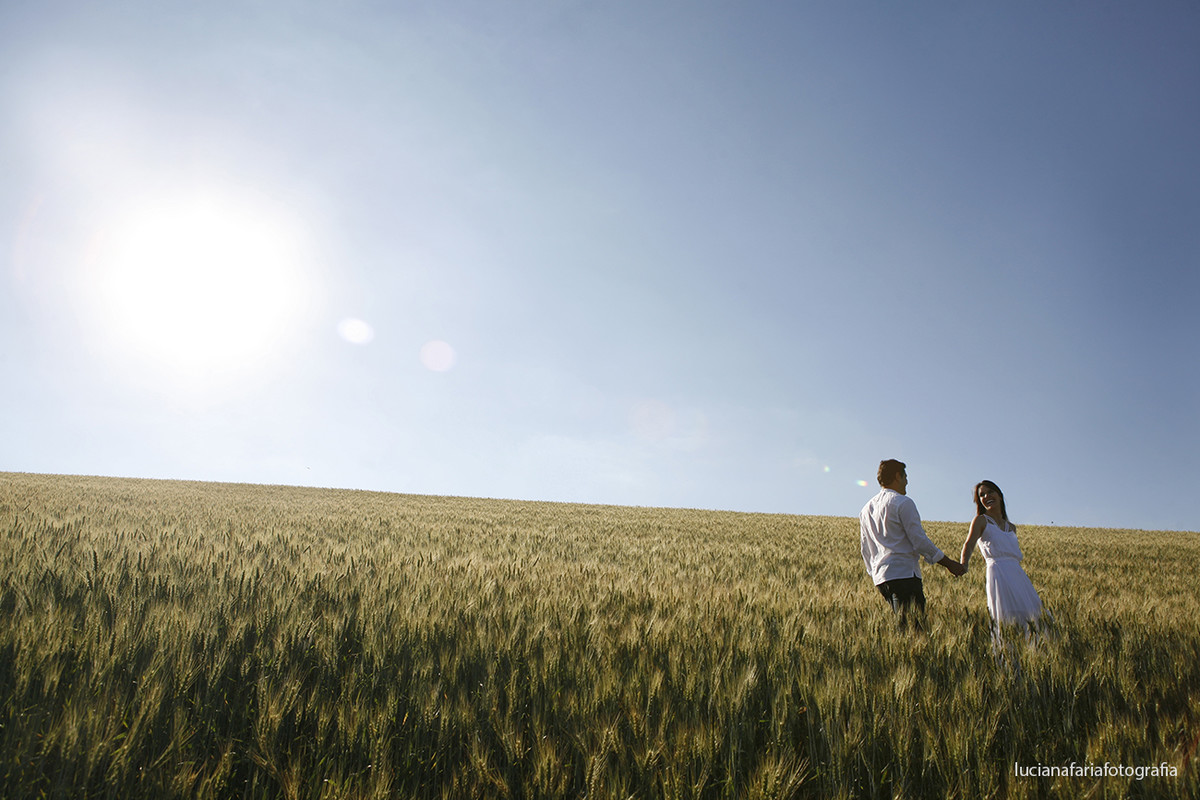 campo, campo de trigo, paz, tranquilidade, a dois, noivo, noiva, fotografia de casal, casamento, ensaio, ensaio casal, ensaio externo, fim de tarde, por do sol, pré-casamento, luz natural, espontaneidade, fotos espontâneas