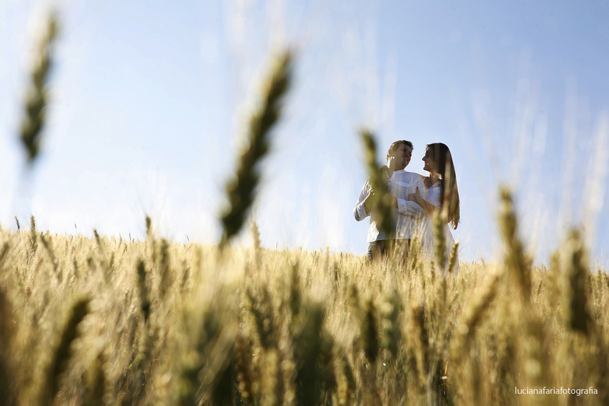 campo, campo de trigo, paz, tranquilidade, a dois, noivo, noiva, fotografia de casal, casamento, ensaio, ensaio casal, ensaio externo, fim de tarde, por do sol, pré-casamento, luz natural, espontaneidade, fotos espontâneas
