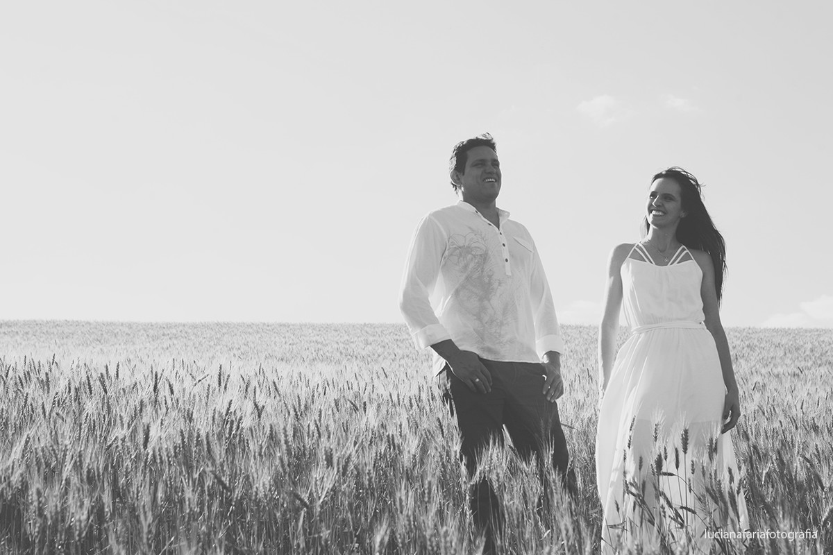 campo, campo de trigo, paz, tranquilidade, a dois, noivo, noiva, fotografia de casal, casamento, ensaio, ensaio casal, ensaio externo, fim de tarde, por do sol, pré-casamento, luz natural, espontaneidade, fotos espontâneas