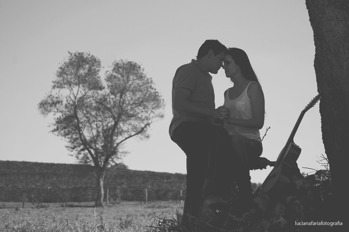 arvore da infância, avô do noivo, passeio, tranquilidade, a dois, noivo, noiva, fotografia de casal, casamento, ensaio, ensaio casal, ensaio externo, fim de tarde, por do sol, pré-casamento, luz natural, espontaneidade, fotos espont&aci