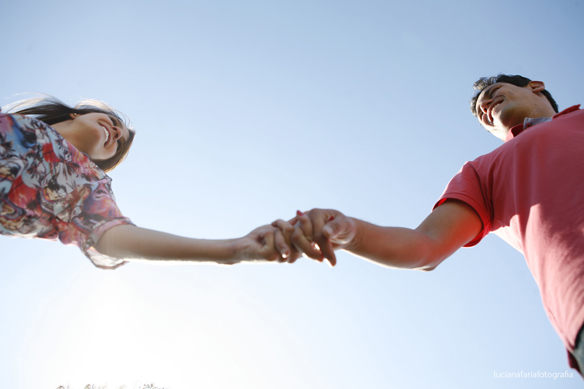 passeio, tranquilidade, a dois, noivo, noiva, fotografia de casal, casamento, ensaio, ensaio casal, ensaio externo, fim de tarde, por do sol, pré-casamento, luz natural, espontaneidade, fotos espontâneas