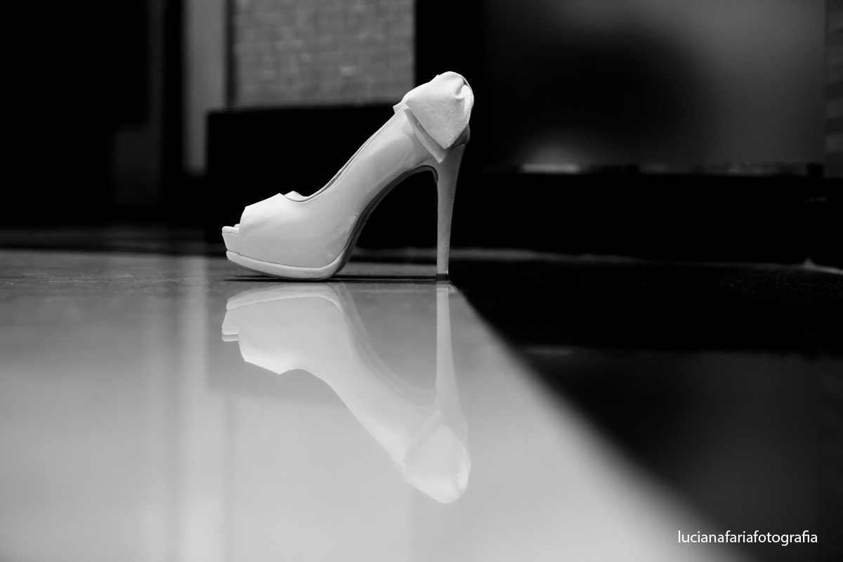 dia da noiva, making of, sapato da noiva, casamento, pb, reflexo, pronta pra casar, vestida de noiva, grande dia, salto alto, cerimonial