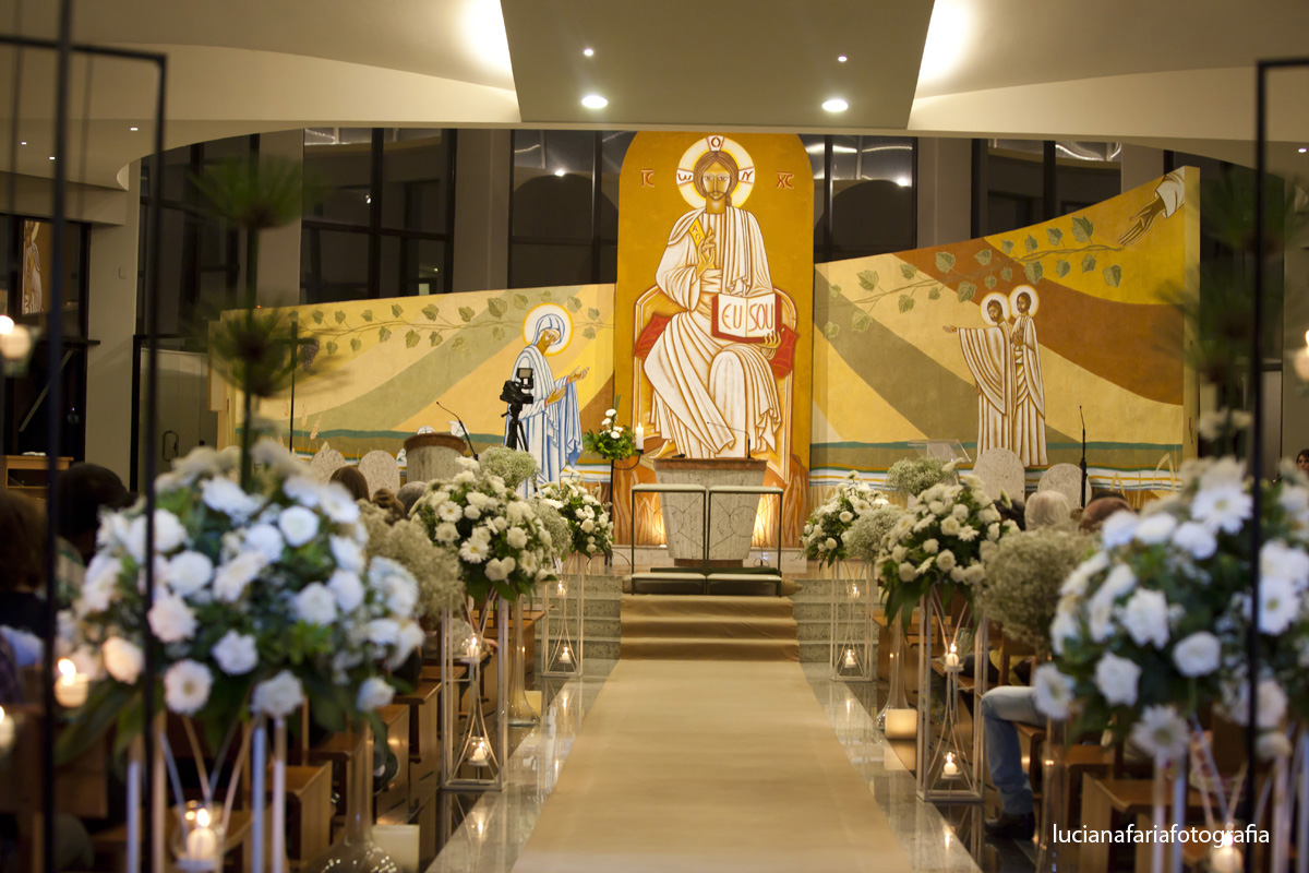 casamento, decoração, decoração branca, tapete creme, velas, altar, igreja pronta, decorada, igreja, religioso