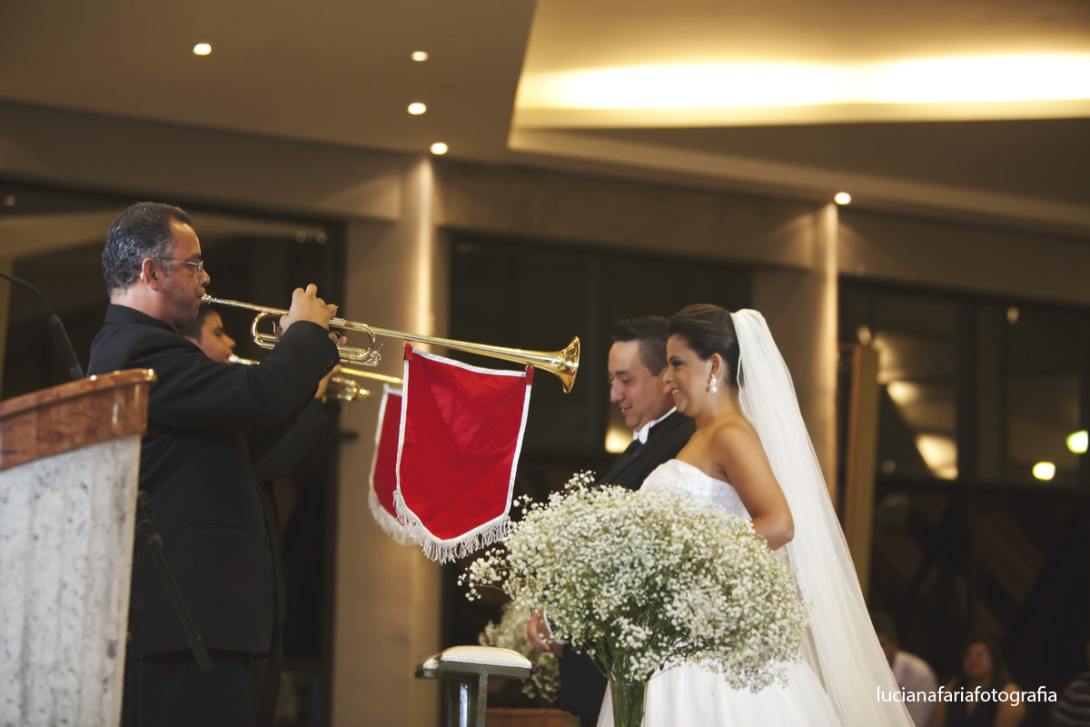 trompete, casamento, decoração, decoração branca, tapete creme, velas, altar, igreja pronta, decorada, igreja, religioso, padre, enlace, matrimonio