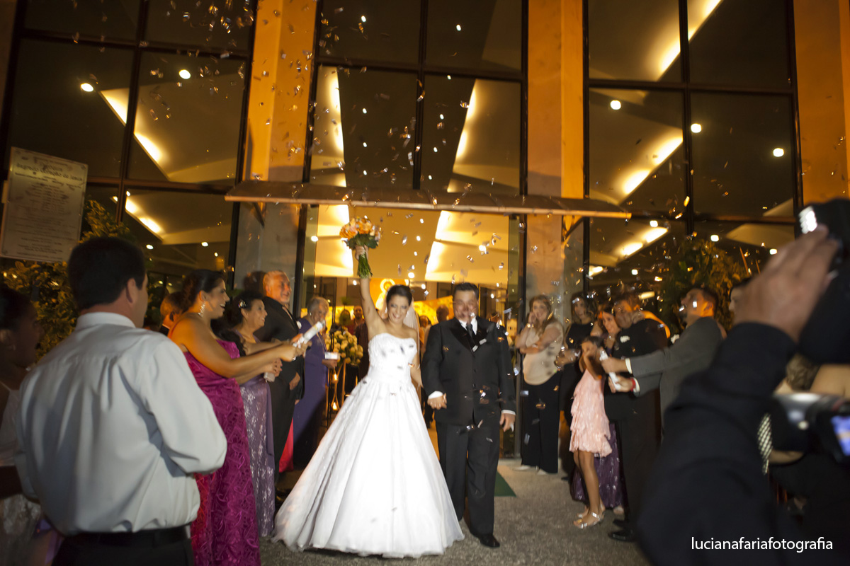 casados, saída dos noivos, cerimônia religiosa, casamento, decoração, decoração branca, tapete creme, velas, altar, igreja pronta, decorada, igreja, religioso, padre, enlace, matrimonio, cerimonial, emoç&ati
