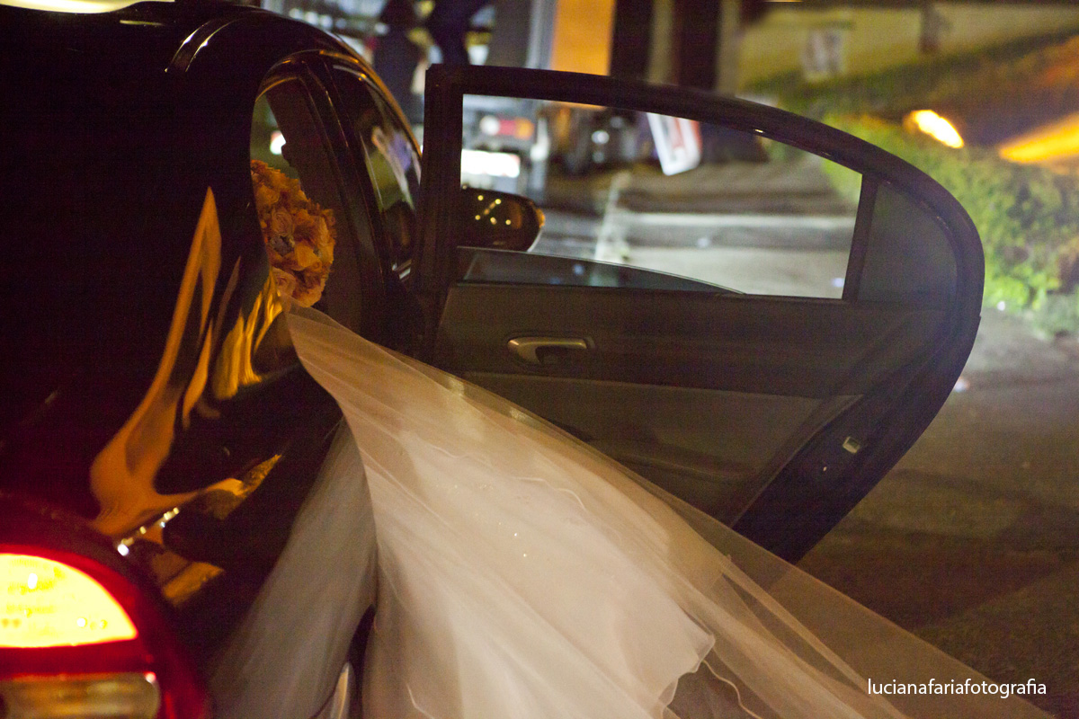 noiva no carro, véu, vestido, maquiagem, cabelo, noiva pronta, casamento, pronta pra casar, vestida de noiva, grande dia, cerimonial