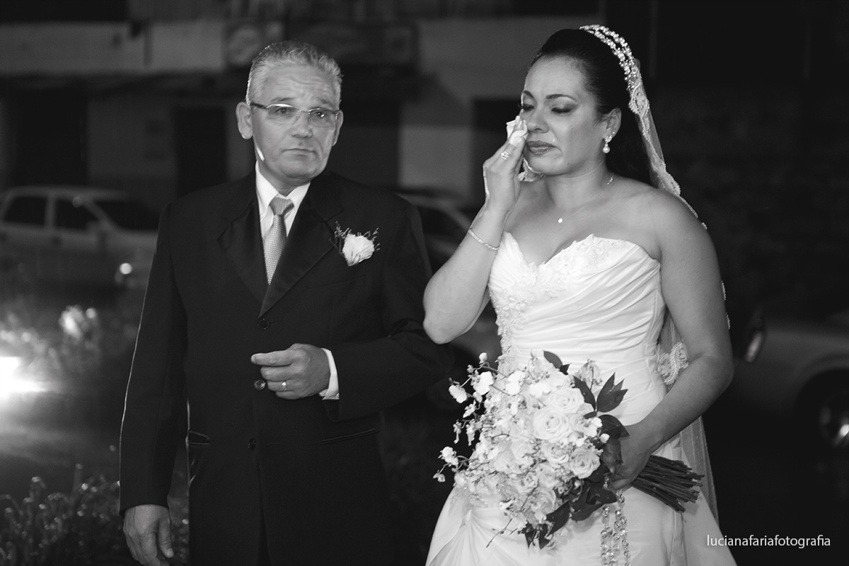 noiva chorando, lagrimas, noivo no altar, igreja, noiva, porta da igreja, noiva na porta, noiva no carro, carro, luz, amarela, igreja de vidro, casamento, cerimonial, cerimônia, religioso, católico, ansiedade, emoção espontaneid