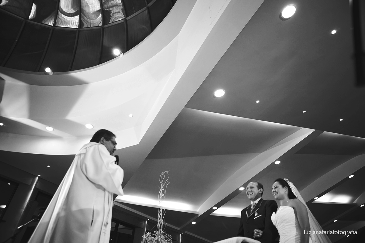 igreja, noiva, casamento, cerimonial, cerimônia, religioso, católico, ansiedade, emoção