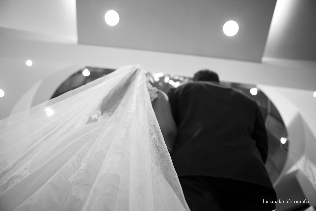 igreja, noiva, casamento, cerimonial, cerimônia, religioso, católico, ansiedade, emoção