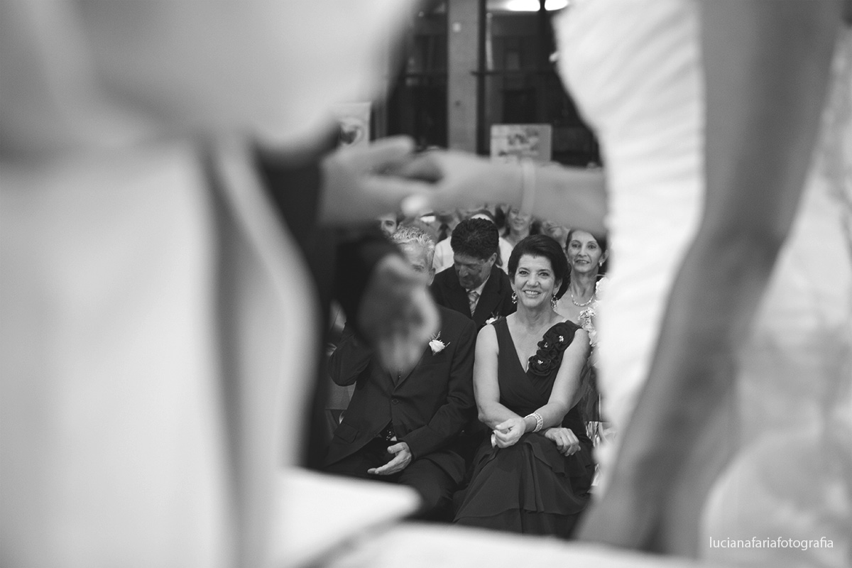 mãe do noivo, mãos, igreja, noiva, casamento, cerimonial, cerimônia, religioso, católico, ansiedade, emoção