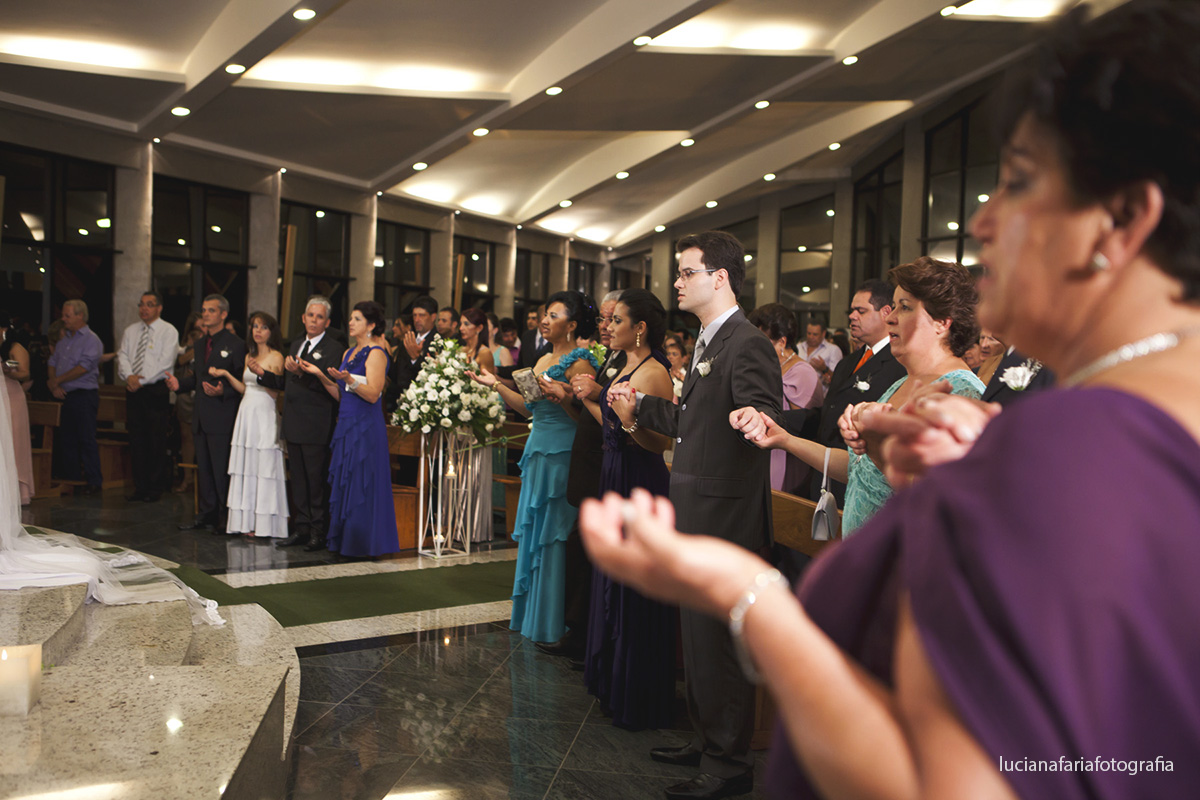 igreja, noiva, casamento, cerimonial, cerimônia, religioso, católico, ansiedade, emoção, oração