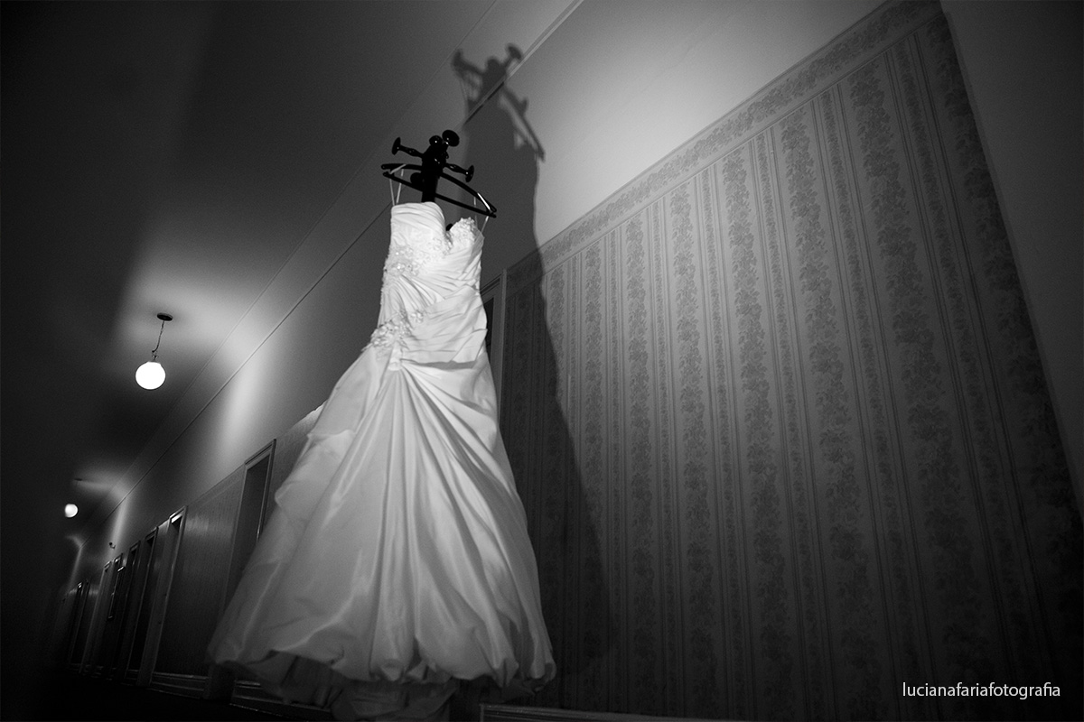 vestido, vestido de noiva, corredor, cabide antigo, making of, dia da noiva, noiva, maquiagem, buquê, orquídeas amarelas, contra luz, casar, casamento, fotografia, janela, lustre, noiva pronta, preparando