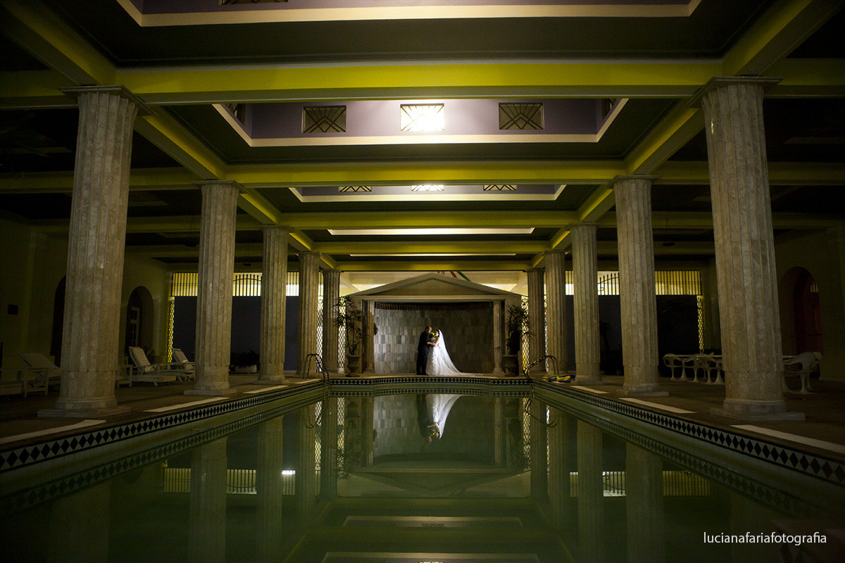 noivo, casal de noivos, piscina, piscina do palace, palace hotel, arquitetura, água, pós casamento, fotos dos noivos, noiva, casamento, cerimonial, cerimônia
