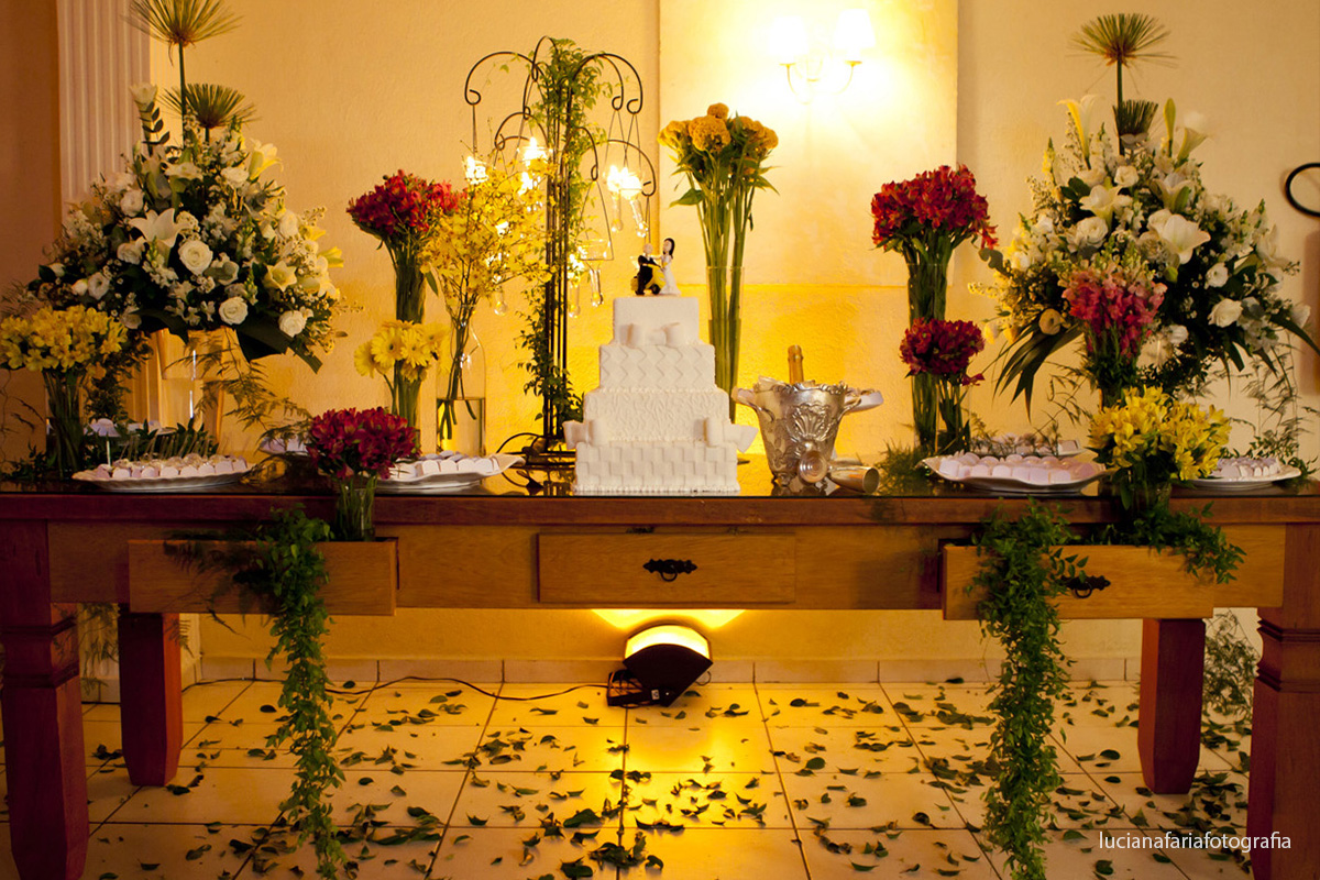 recepção, mesa do bolo, bolo, topo, noivinhos, lambreta, orquídeas, amarelas, velas, flores, fotos dos noivos, noiva, casamento, cerimonial, decoração, festa