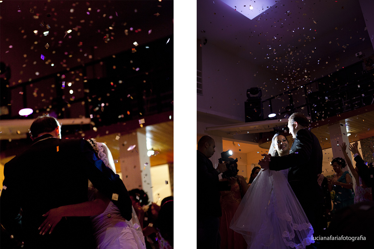 chegada dos noivos, entrada, chuva de prata, corações, dança dos noivos, recepção, noivinhos, lambreta, orquídeas, amarelas, velas, flores, fotos dos noivos, noiva, casamento, cerimonial, decoração, 