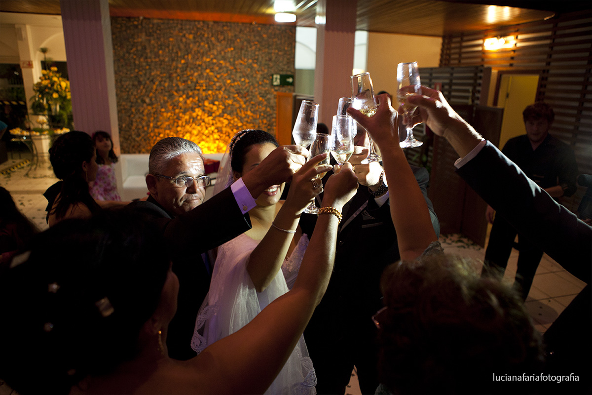 brinde, brinde com padrinhos, pais dos noivos, chegada dos noivos, dança dos noivos, recepção, noivinhos, velas, flores, fotos dos noivos, noiva, casamento, cerimonial, decoração, festa