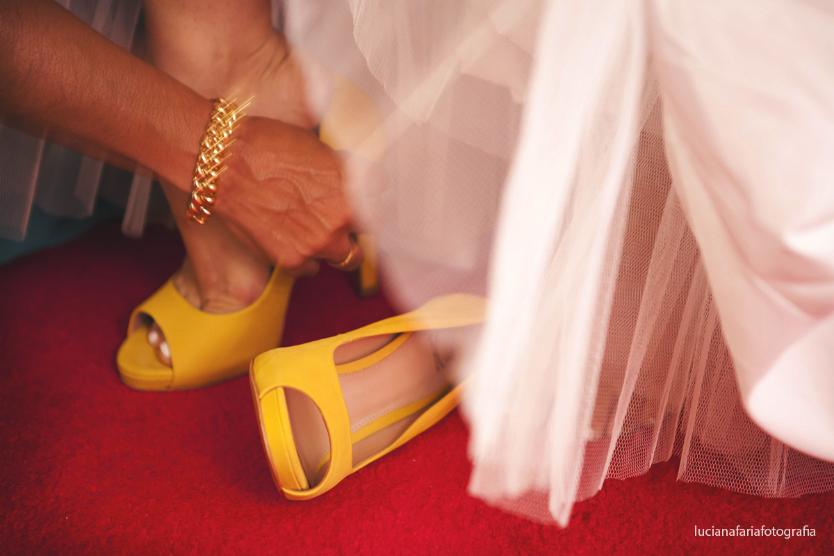 sapato de noiva, sapato amarelo, making of, dia da noiva, noiva, maquiagem, buquê, orquídeas amarelas, casar, casamento, fotografia, janela, lustre, noiva pronta, preparando