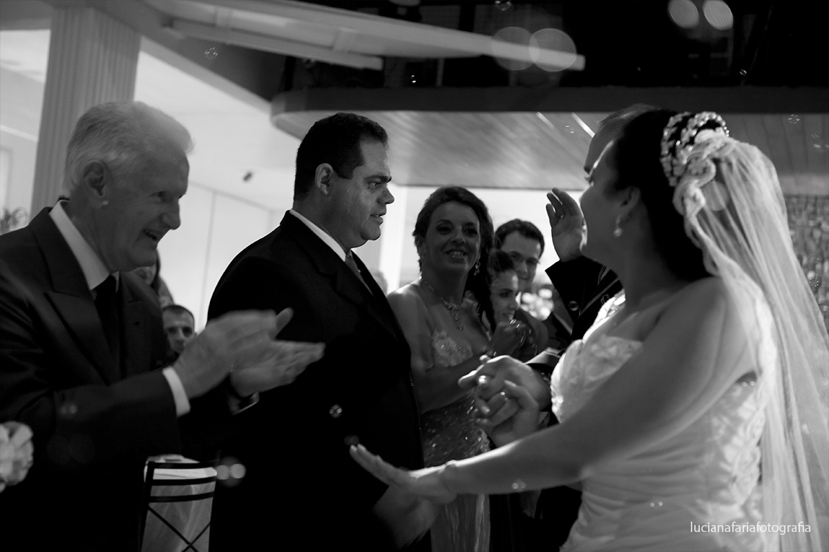 chegada dos noivos, entrada, chuva de prata, corações, dança dos noivos, recepção, noivinhos, lambreta, orquídeas, amarelas, velas, flores, fotos dos noivos, noiva, casamento, cerimonial, decoração, 