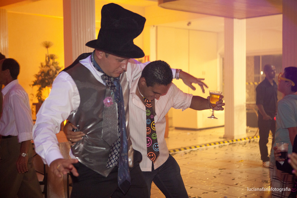 pista de dança, banda, dj, iluminação, plumas, cartola, óculos de festa, fotos dos noivos, noiva, casamento, cerimonial, decoração, festa