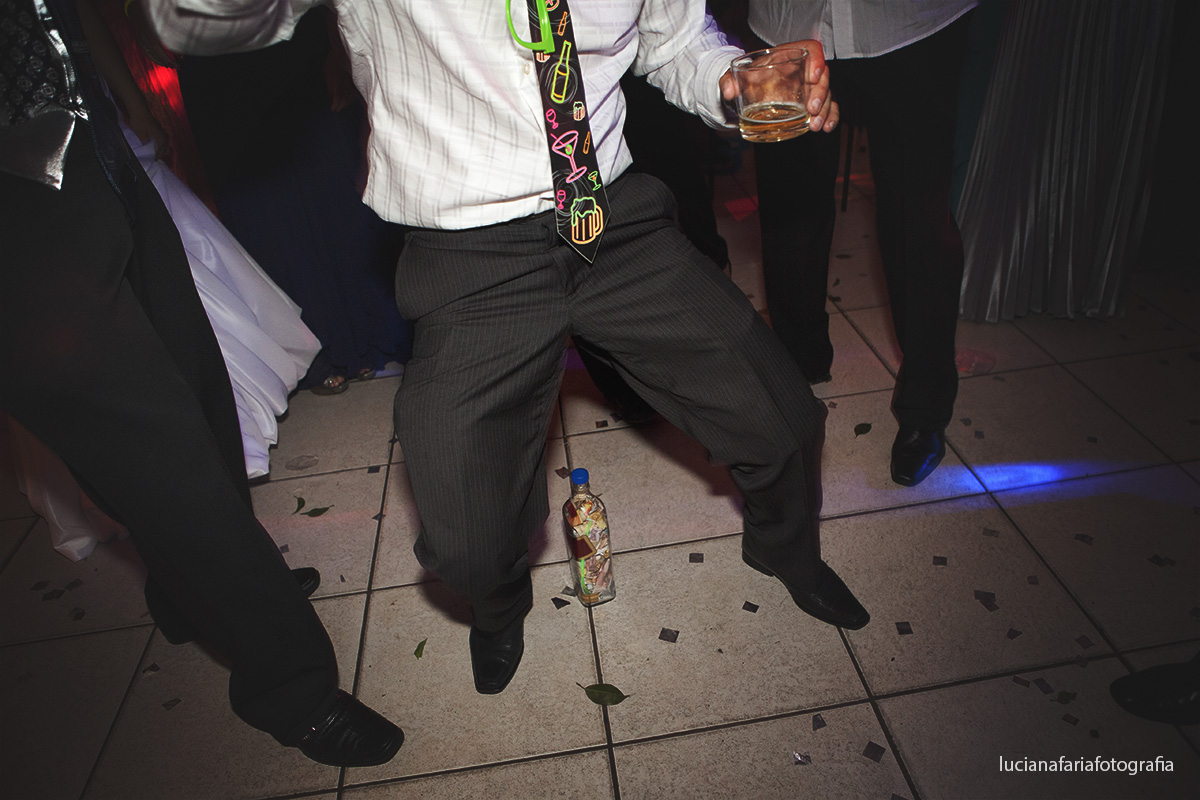 pista de dança, banda, dj, iluminação, cartola, gravata, colorida, garrafa de whisky, corte da garrafa, fotos dos noivos, noiva, casamento, cerimonial, decoração, festa