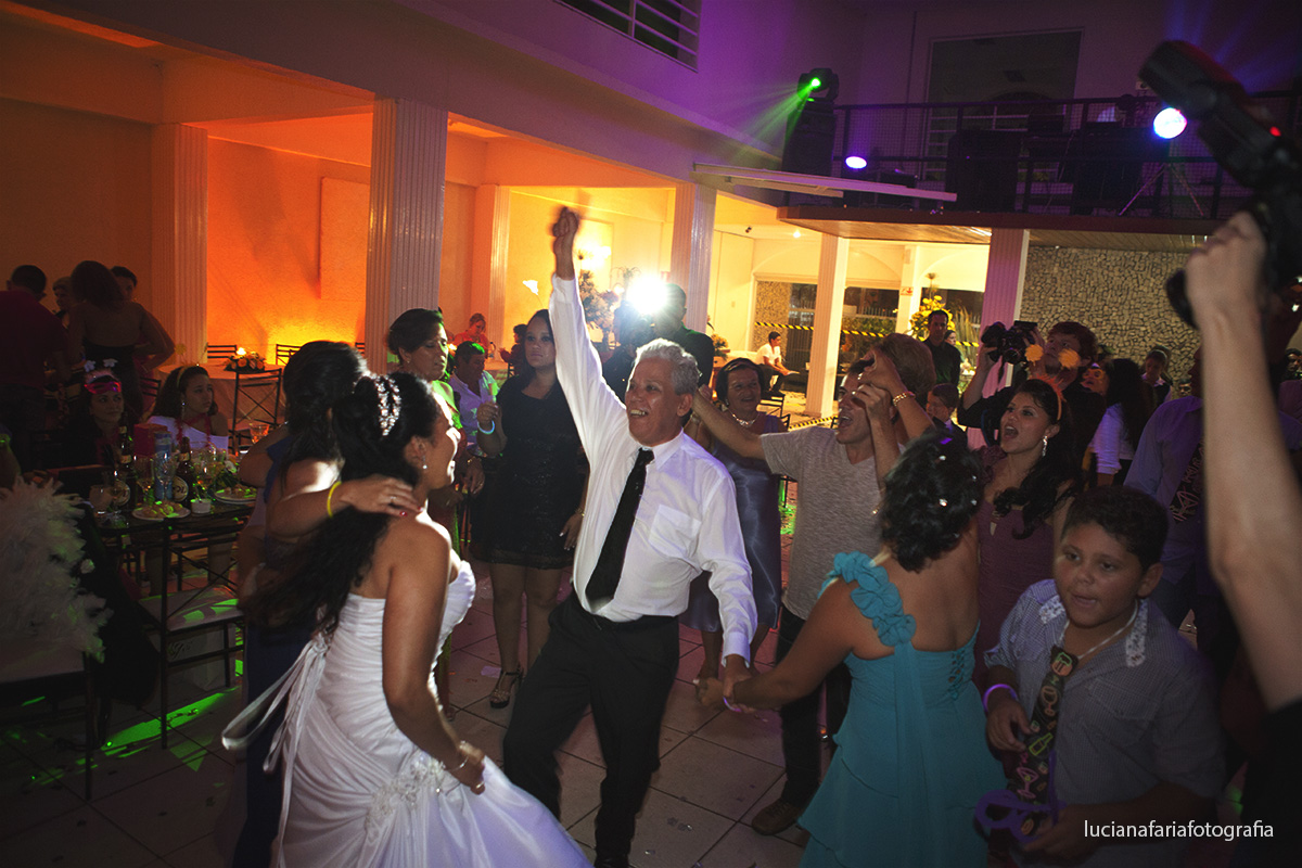 pista de dança, banda, dj, iluminação, plumas, cartola, óculos de festa, fotos dos noivos, noiva, casamento, cerimonial, decoração, festa