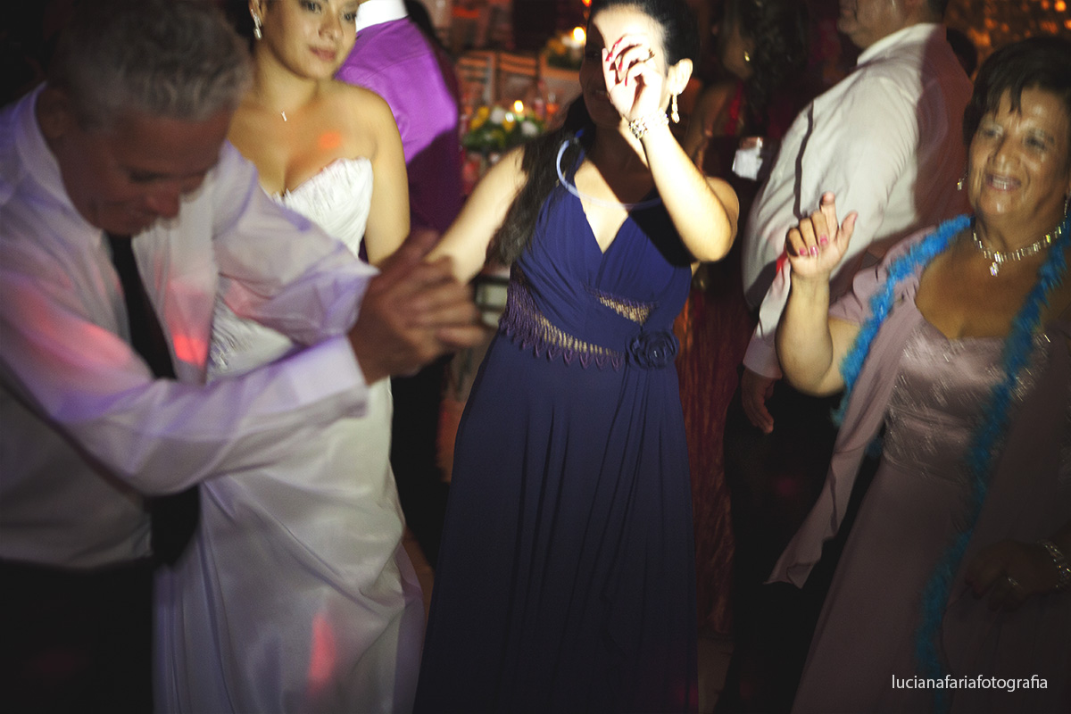 pista de dança, banda, dj, iluminação, plumas, cartola, óculos de festa, fotos dos noivos, noiva, casamento, cerimonial, decoração, festa