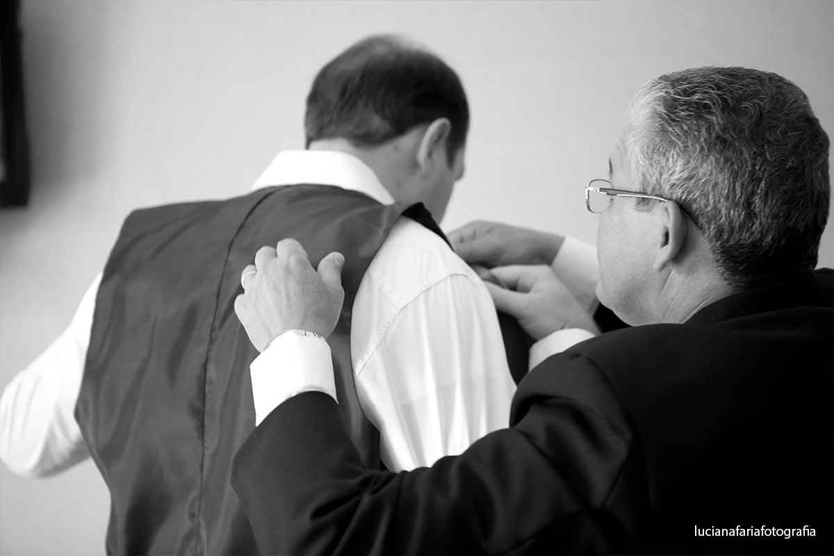 terno, vestindo, luz natural, making of, barba, fazer a barba, dia do noivo, casamento, fotografia, espelho,noivo, preparando