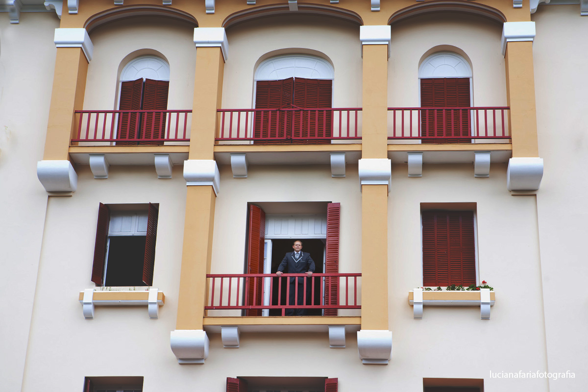 noivo na janela, terno, luz natural, making of, barba, fazer a barba, dia do noivo, casamento, fotografia, espelho,noivo, preparando