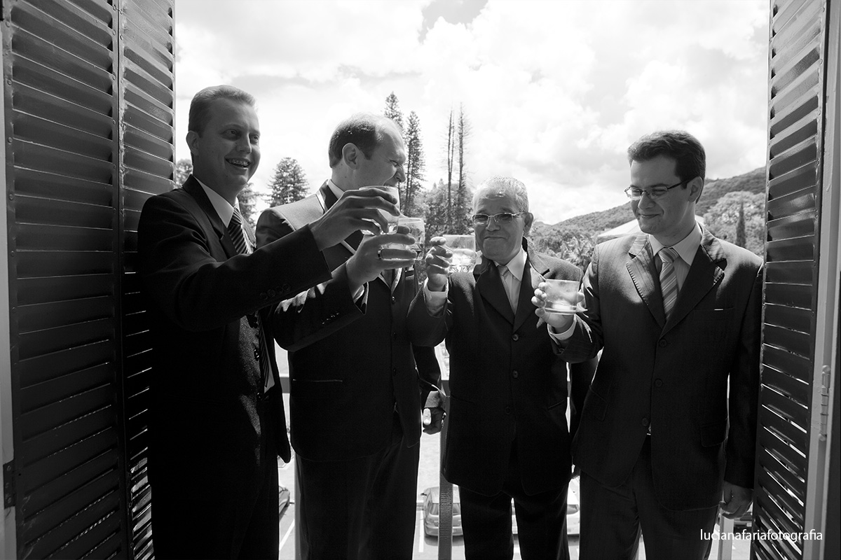 padrinhos, sogro do noivo, Whisky, brinde, terno, luz natural, making of, dia do noivo, casamento, fotografia,noivo,